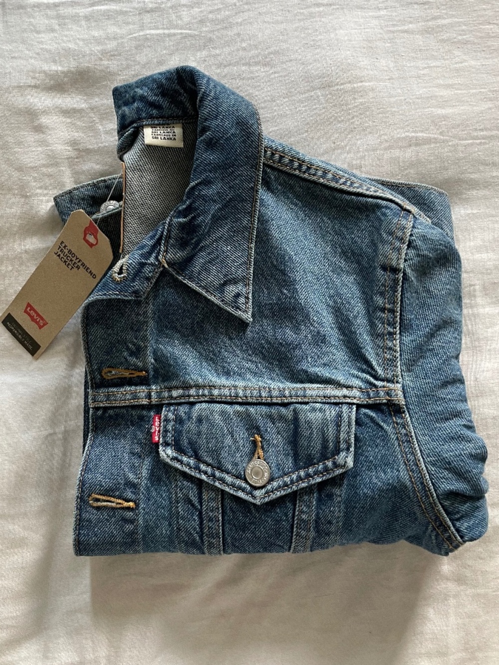 NWT Levi's Ex-boyfriend trucker denim jean medium wash jacket